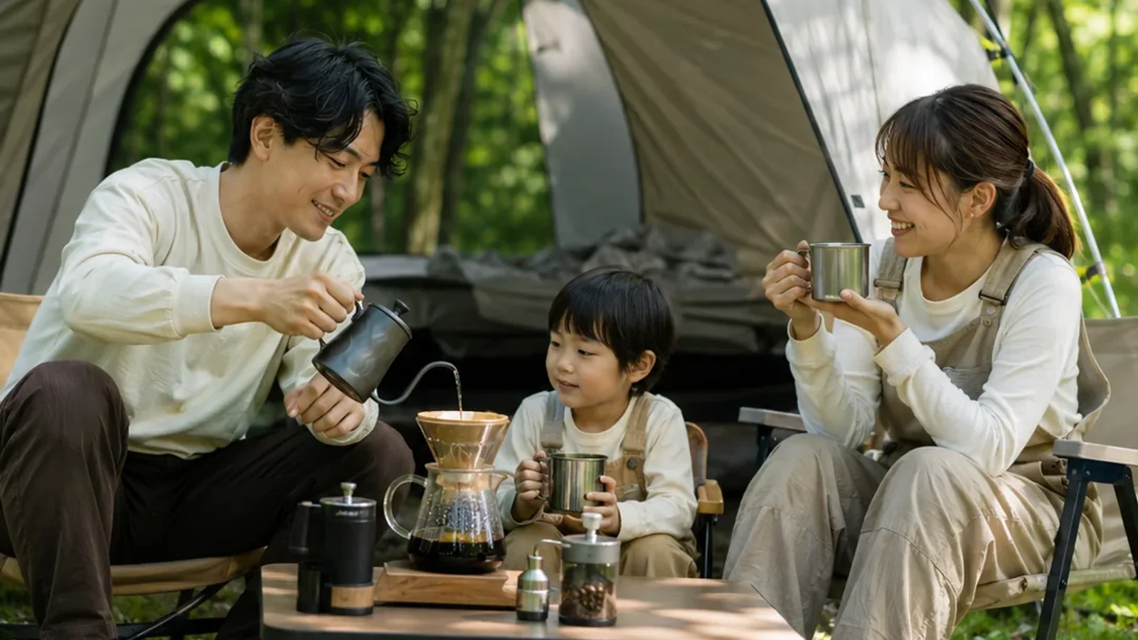 テント前で親子三人がコーヒーを淹れて楽しむ様子