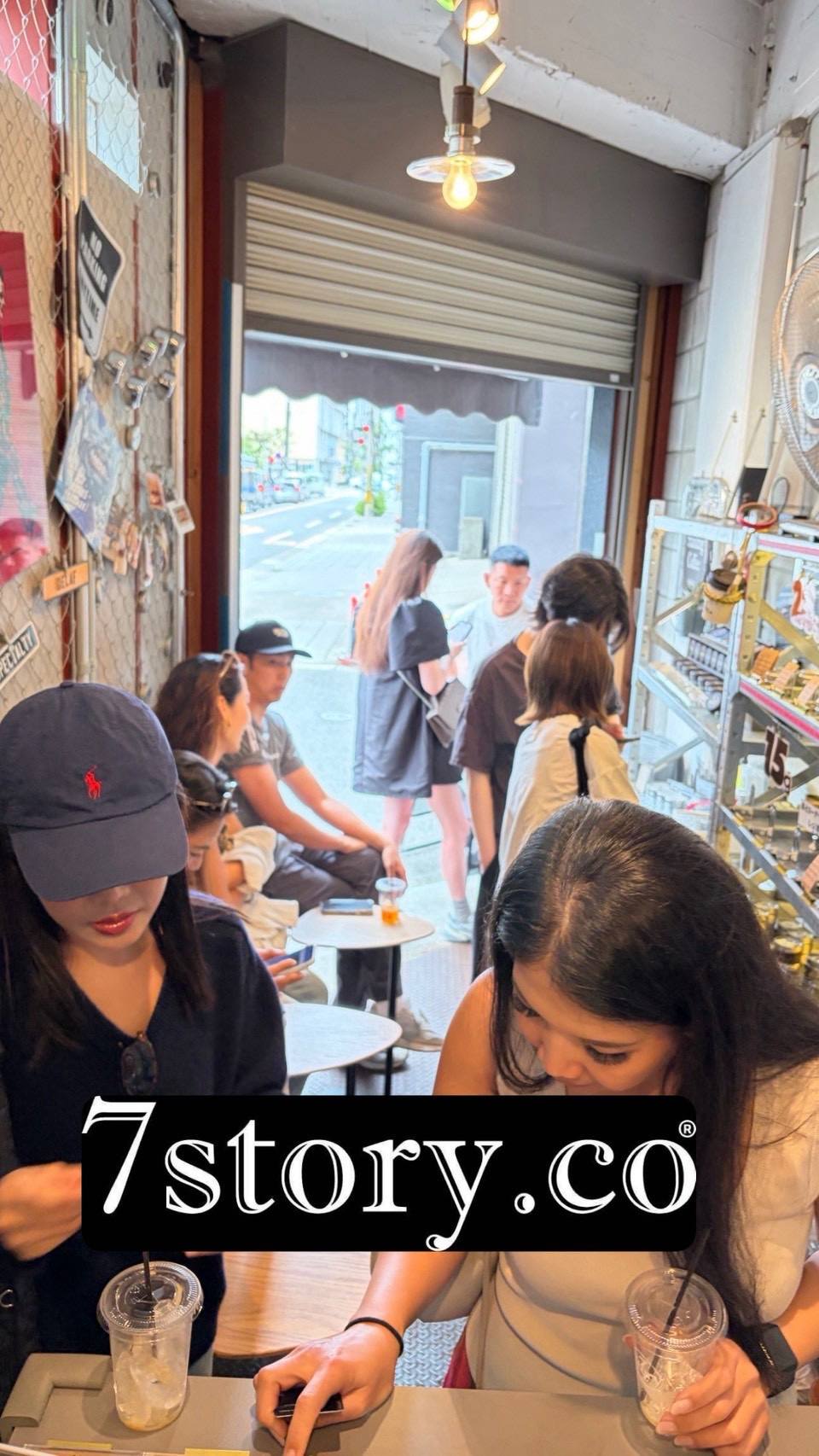 満席の店内でコーヒーを楽しむお客さまたち
