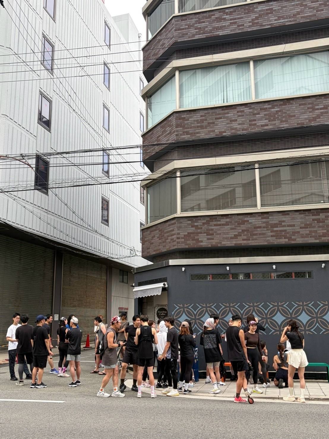 店舗前に集まった7Runningのランナーたち