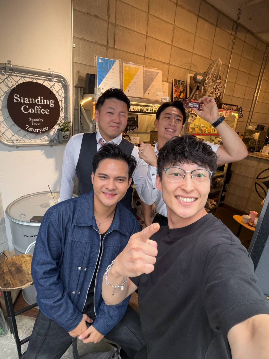 Standing Coffeeの看板前で撮った4人の記念写真