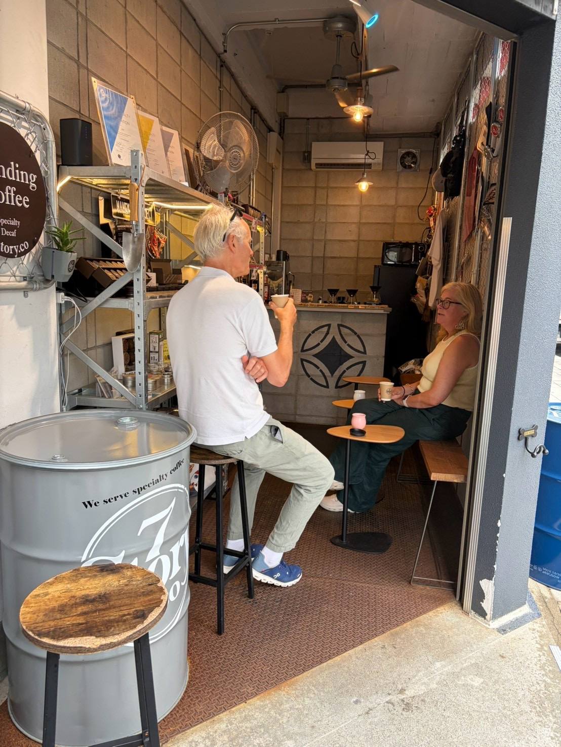 ドラム缶テーブルでコーヒーを楽しむ二人のお客さま