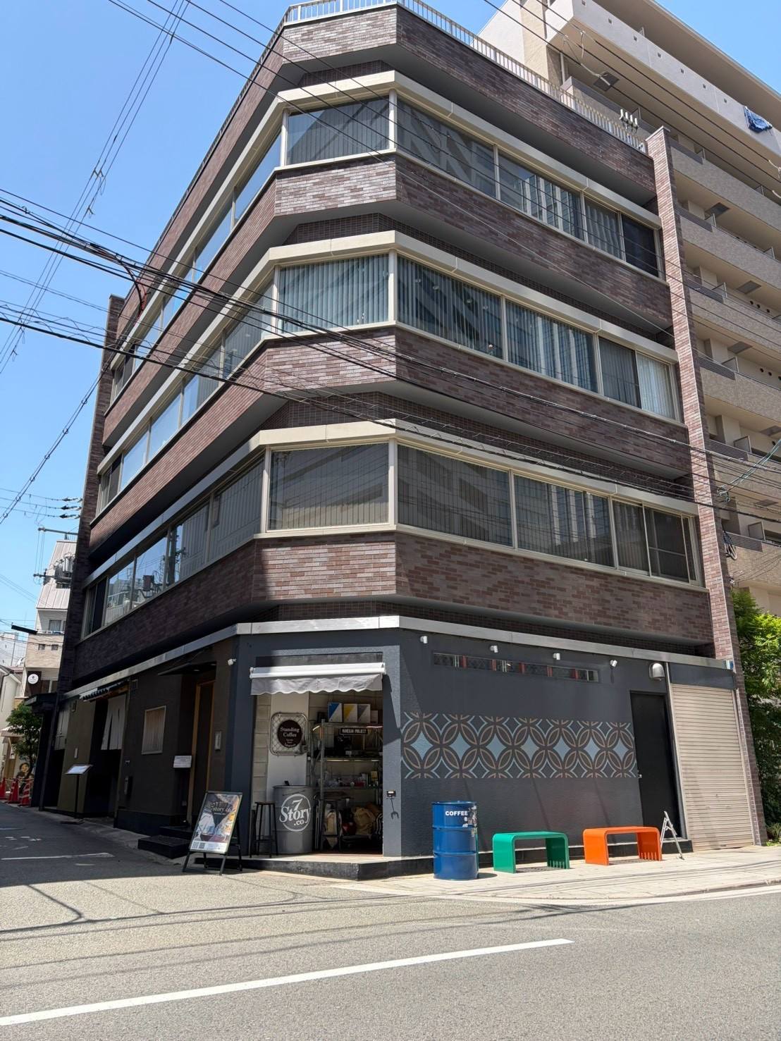 大阪の街角に立つ7story.coの店舗外観