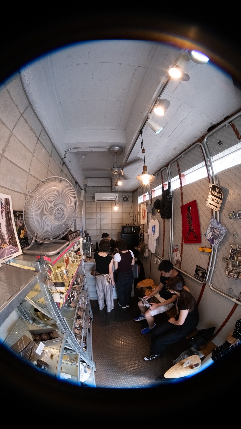 魚眼レンズで撮った店内。奥のカウンターに立つお客さまと、席で談笑する二人